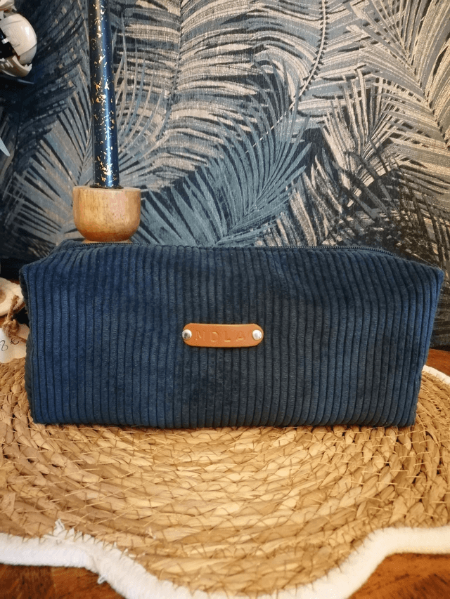  Trousse de toilette en velours côtelé bleu avec détails élégants