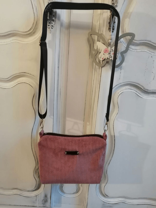 Sac à main en velours côtelé rose avec sangle réglable - Accessoire élégant et chic