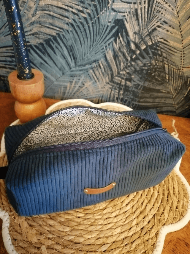  Trousse de toilette en velours côtelé bleu avec détails élégants