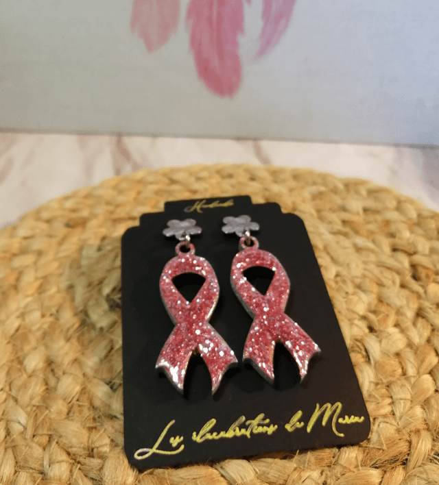 Boucles d&#039;oreilles ruban rose en bois et résine - faites main en France
