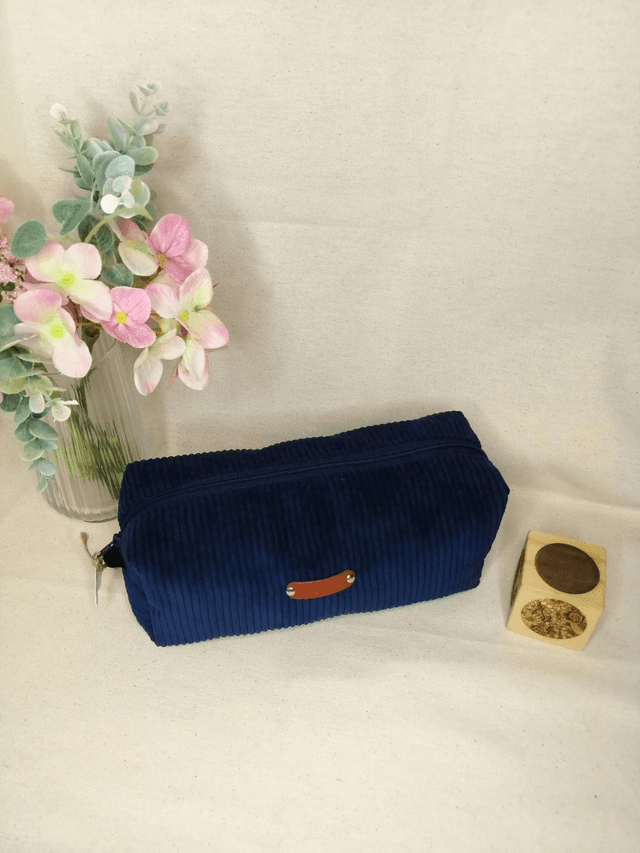  Trousse de toilette en velours côtelé bleu avec détails élégants